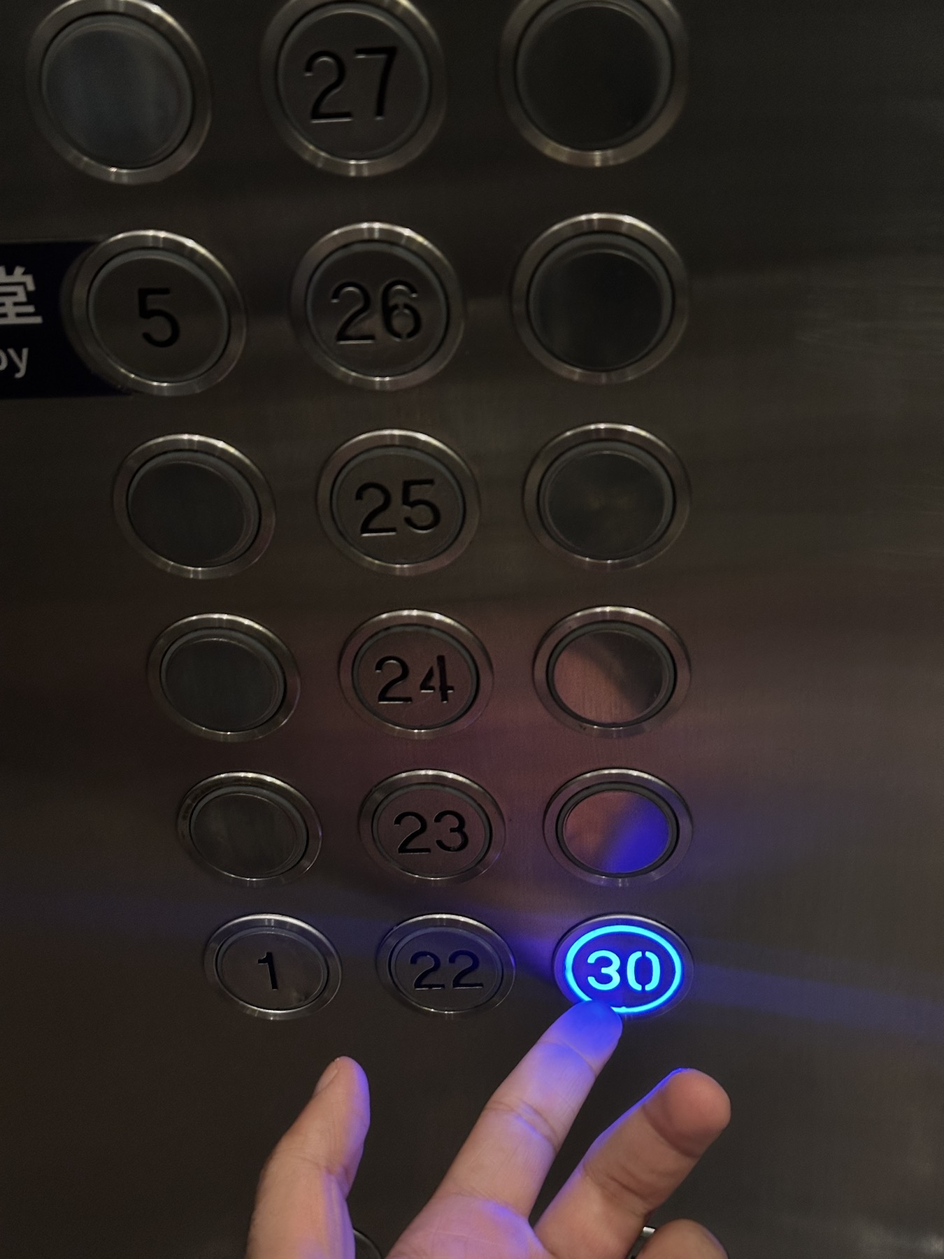 زر الطابق 30 في المصعد