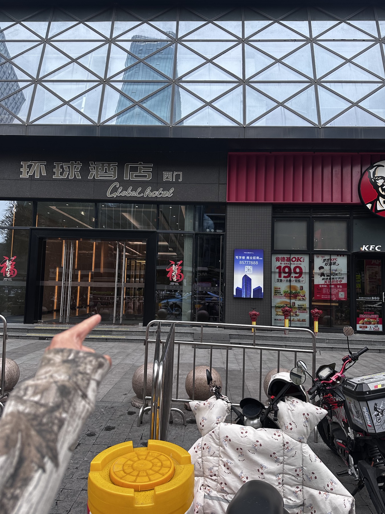 مدخل فندق غلوبال بجوار KFC